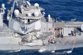Vì sao tàu khu trục USS Fitzgerald bị tông nát bét?