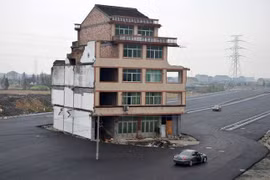 Ngao ngán với những ngôi nhà 'vô duyên' giữa đường