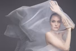 Ngắm ảnh khỏa thân của Angelina Jolie 