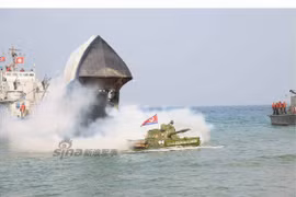 “Chết sặc” với tàu đổ bộ “há mồm” của Triều Tiên