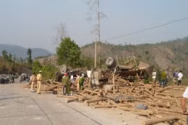 Lật xe gỗ, 3 người chết, 3 người trọng thương