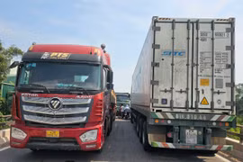 Xe tải va chạm trên cầu, Quốc lộ 14B tắc cứng
