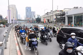 Hà Nội: Nhiều tuyến đường tắc nghẽn ''không lối thoát'' ngày giáp Tết