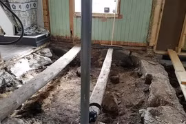 Phát hoảng thấy mộ cổ nằm dưới sàn nhà