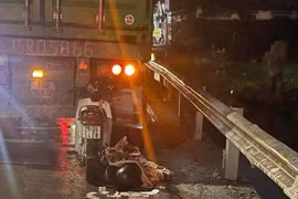 Hà Nội: Xe máy "dính" vào đuôi container, 1 người tử vong