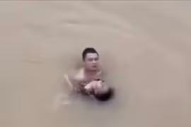 Người đàn ông dũng cảm lao xuống sông cứu cháu bé đuối nước