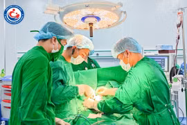 Cứu bệnh nhi 6 tuổi mất máu nặng do vỡ dị dạng mạch máu ruột non
