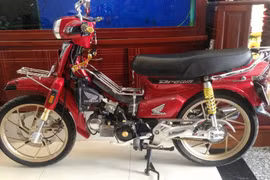 Honda Dream đỏ mận “chất lừ” của dân chơi Sài Gòn