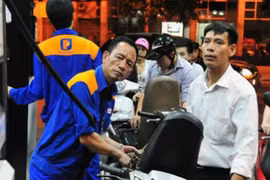Xăng bất ngờ tăng 500 đồng/lít