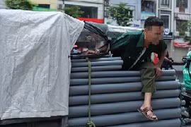 Xe 3 bánh chất hàng như ‘lô cốt’, bị xử phạt tài xế đổ tại mưu sinh