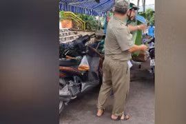 Video: 2 bảo vệ dân phố tát tài xế Grab đã xin lỗi