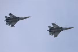 Máy bay Yak130 và Su-30MK2 nhào lộn trên bầu trời TP.HCM