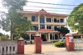 Hàng chục người chết bất ngờ 'sống lại' để ký tặng, cho đất