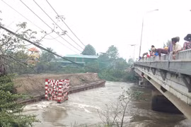 Cầu Ông Nhiêu suýt sập vì xà lan đứt, trôi tự do