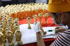 Đột nhập nơi sản xuất cúp vàng World Cup nhái ở TQ