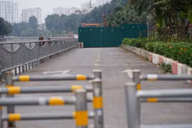 Công trình ngổn ngang "chặt đứt" đường đi bộ ven sông Tô Lịch