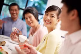 Chàng trai lẳng lặng bỏ về giữa buổi xem mắt khi thấy cô gái có hành động này