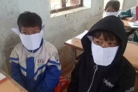 Học sinh miền núi Nghệ An đeo khẩu trang bằng giấy phòng virus corona