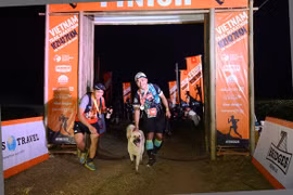Chú chó 2 tuổi chinh phục cự ly 42km giải marathon tại Mộc Châu