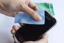 8 lỗi hay mắc khi vệ sinh điện thoại, máy tính bảng