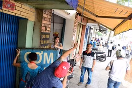 Gallery - Quán Bia Vỉa Hè Có Công An Chống Lưng - image 1
