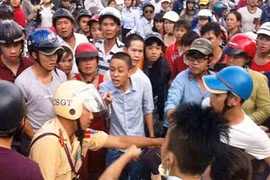 Vì sao CSGT bị hàng trăm người dân Kon Tum vây đánh?