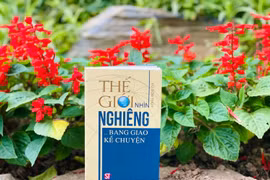 Sách hay 'Thế giới nhìn nghiêng… Bang giao kể chuyện'