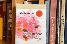“Người đi nhặt lá rừng”: Kể câu chuyện ký ức bằng thơ