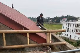 Khống chế kẻ chém vợ và mẹ vợ rồi cố thủ trên nóc nhà