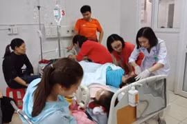Nghi ngộ độc sau bữa ăn trưa, hàng chục trẻ mầm non nhập viện 