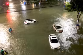 Đường sá ở TP Quảng Ngãi ngập sâu, nhiều ôtô chết máy