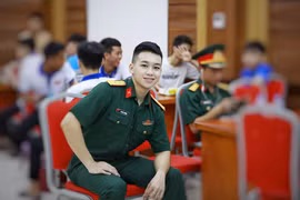 Trung uý điển trai từng là thủ khoa: Đam mê ca hát
