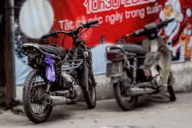 Xe máy cũ nát nhan nhản lộng hành trên phố Hà Nội 
