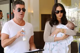 Simon Cowell cầm bình sữa lẽo đẽo theo người tình