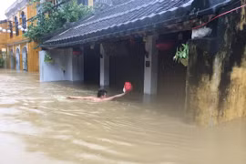 Hội An nước ngập tới nóc, du khách cuống cuồng chạy lũ