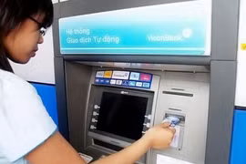 Nhóm người Trung Quốc gắn thiết bị “lạ” trộm thông tin thẻ ATM khách chiếm đoạt tài sản