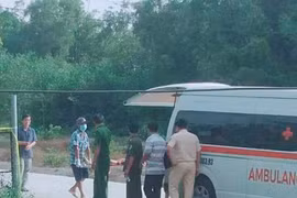 Công an khám nghiệm hiện trường. 