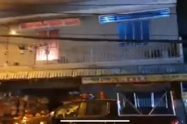Ngọn lửa bùng cháy dữ dội.