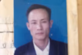 Người đàn ông nghi ngáo đá cầm lựu đạn cố thủ nổ súng bắn vào công an khi bị truy bắt cướp xe máy.