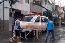 Thi thể nạn nhân được đưa về nhà xác.