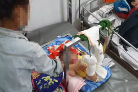 công an xác định Tiến đã bạo hành con ruột 4 tháng tuổi xuất huyết não, gãy xương với tỉ lệ thương tật 37%.