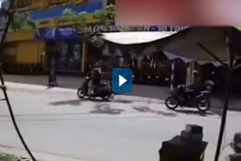 Video: Camera ghi cảnh giật điện thoại ở TP.HCM
