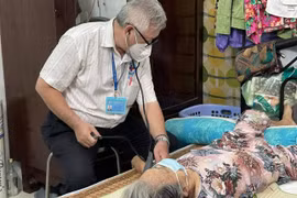 Cận cảnh người lớn tuổi được tiêm vắc xin COVID-19 'tại gia'
