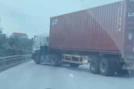 Video: Bị CSGT yêu cầu dừng xe, container lạng lách đánh võng QL5