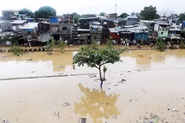 Bão Conson: 800.000 dân sơ tán, “vùng đỏ” COVID-19 tính sao?