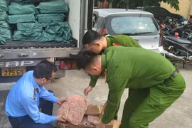 Tạm giữ 2 tấn chân gà rút xương đông lạnh có dấu hiệu vi phạm