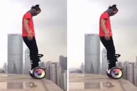 Video: Thót tim thanh niên mạo hiểm trên nóc nhà