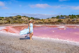 Biển màu hồng lãng mạn ở Australia khiến chị em mê mẩn