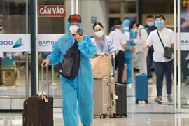 Chuyến bay thương mại đầu tiên từ TP HCM tới Hà Nội hạ cánh