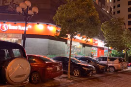Nghỉ dịch COVID-19, mặt tiền cửa hàng biến thành... chỗ gửi xe